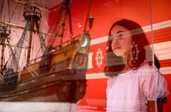 Kind bekijkt schip Manahahtaanung of Nieuw Amsterdam
