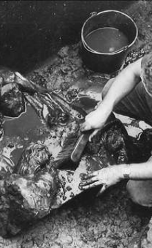 Ab Lagerwey van Afdeling Archeologie bij opgegraving van de piëta, 1984