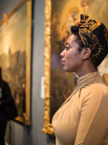 2017 Meer dan Muze rondleiding Stephanie Afrifa 8 maart 2017 New Narratives BC 01574 015 foto Amsterdam Museum Claire Bontje 1