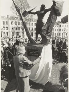 Kenaupark. Prinses Juliana onthult het door Truus Menger vervaardigde beeld van de verzetsheldin Hannie Schaft. Foto: Noord Hollands Archief Fotoburo de Boer. Bron Wikimedia