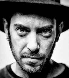 Zwart-wit portretfoto van Daniele Scauso