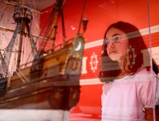 Kind bekijkt schip Manahahtaanung of Nieuw Amsterdam