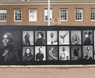 100 Amsterdammers Robin de Puy bouwschutting Nieuwezijds Voorburgwal 2 Foto Amsterdam Museum