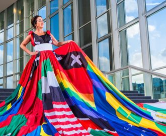 25 26 Rainbow Dress Foundation Mayor Femke Halsema Altin Kaftira Rainbow dress Foundation6516 edit