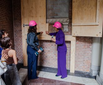 Burgemeester Halsema en directeur Judikje Kiers trappen de bouw af