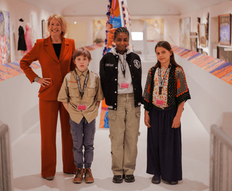 Kinderbestuur met algemeen directeur Judikje Kiers Foto Amsterdam Museum Francoise Bolechowski