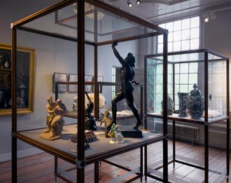 Kunstwerken in etalage op museumvloer