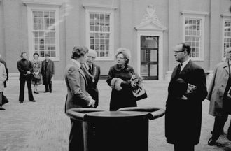 1975 Officiële opening Burgerweeshuis door koningin Juliana met Ivo Samkalden en directeur Simon Levie foto Amsterdam Museum