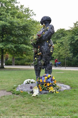 Mama Baranka, gemaakt door Nelson Carrilho in 1984, in het Vondelpark Amsterdam. Foto: Hans Homburg. www.inhetvondelpark.nl