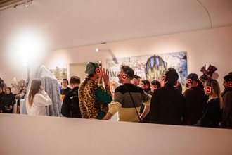 Mensen met koptelefoons op silent disco asmr museum