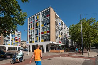 Gekleurde jongerenwoning om woningnood te illustreren