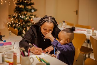 Moeder en kind samen aan het werk feestdagen