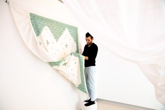 Tekstielkunst met kunstenaar
