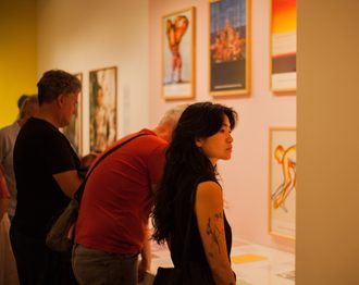 Publiek bekijkt tentoonstelling tijdens museumnacht 2023