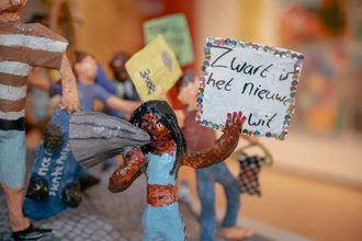 Tentoonstelling kinderen antiracisme protest poppetjes