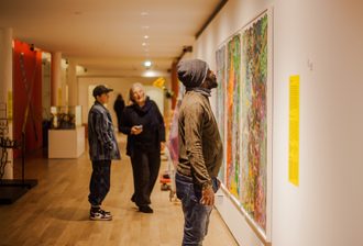 Mensen op museumzaal amsterdam museum
