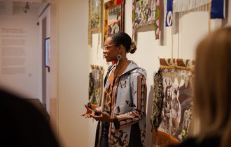 Ashton Pemapanik Dunkley rondleiding in de tentoonstellingsruimte