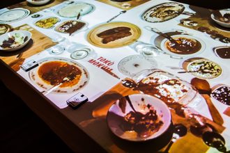 expositie ‘Toko Mokum’ van Riboet Verhalenkunst tafel met Indonesisch eten