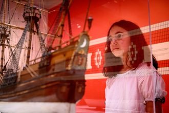 Kind bekijkt schip Manahahtaanung of Nieuw Amsterdam