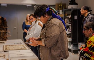 Collectiecentrum Amsterdam Museum inheemse mensen bekijken archiefstukken