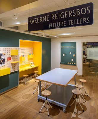 Bordje met tekst Kazerne Reigersbos Future Tellers .