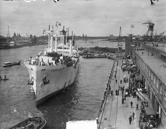 De Groote Beer vaart de haven van Amsterdam binnen Bestanddeelnr 903 4197