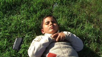 Kind op gras documentaire oorlog