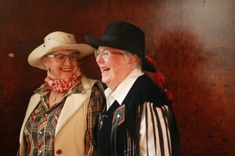 Vrouwen van Noord lachend met hoeden op