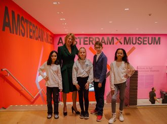 Kinderbestuur met directeur Judikje Kiers - Foto Francoise Bolechowski.