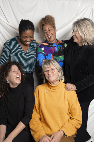 Vrouwen van Amsterdam Noord groepsfoto lachend