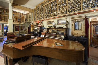 Pianola museum zaal met piano