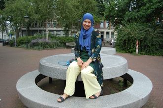 Portret van Hanina Ajarai zittend op een bank