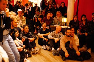 Mensen op museum vloer pubquiz