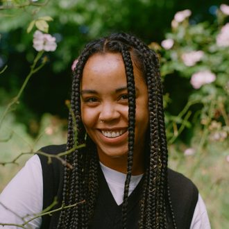 Portret van Ruby Cruden in een tuin