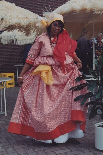 Rite Maasdamme in traditionele kleding koto misi