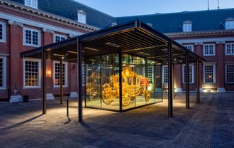 Gouden Koets op binnenplaats Amsterdam Museum in etalage