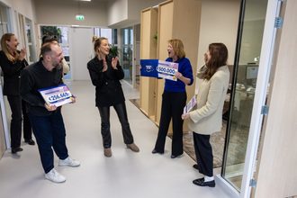 Directeur Judikje Kiers wordt verrast met de cheque van de VriendenLoterij.