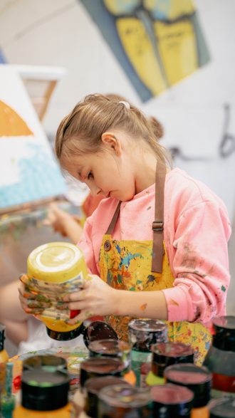 Kind aan het werk workshop schilderen met verf