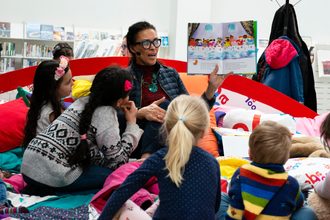 Kinderen volgen voorlees sessie
