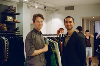 Jeroen van der Laan en Daniel Ferwerda met modestukken op achtergrond
