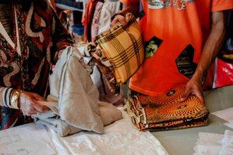 Textiel kunst wordt gemaakt