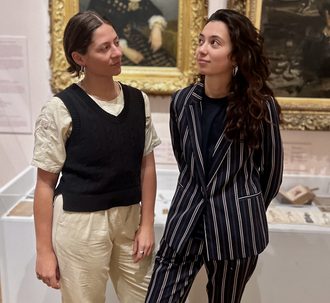 Julia en Masja staand portret