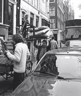 Krakers verhuizen meubels uit De Grote Keijser aan de Keizersgracht