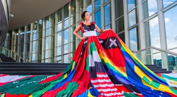 25 26 Rainbow Dress Foundation Mayor Femke Halsema Altin Kaftira Rainbow dress Foundation6516 edit