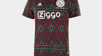 Daily Paper en Adidas Pre matchtenue van Ajax shirt