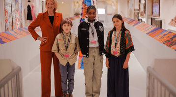 Kinderbestuur met algemeen directeur Judikje Kiers Foto Amsterdam Museum Francoise Bolechowski