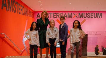 Kinderbestuur samen met algemeen directeur Judikje Kiers Foto Amsterdam Museum Francoise Bolechowski 2