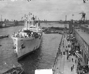 De Groote Beer vaart de haven van Amsterdam binnen Bestanddeelnr 903 4197