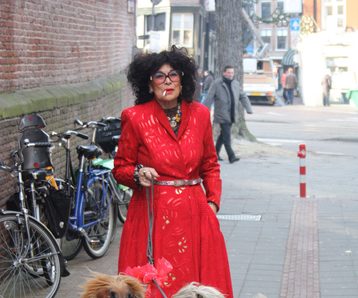 Fong Leng aankomst opening tentoonstelling Fong Leng Fashion Art 2013 in het Amsterdam Museum, foto Amsterdam Museum