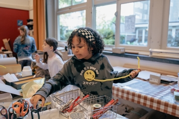 Kind aan het werk tijdens workshop